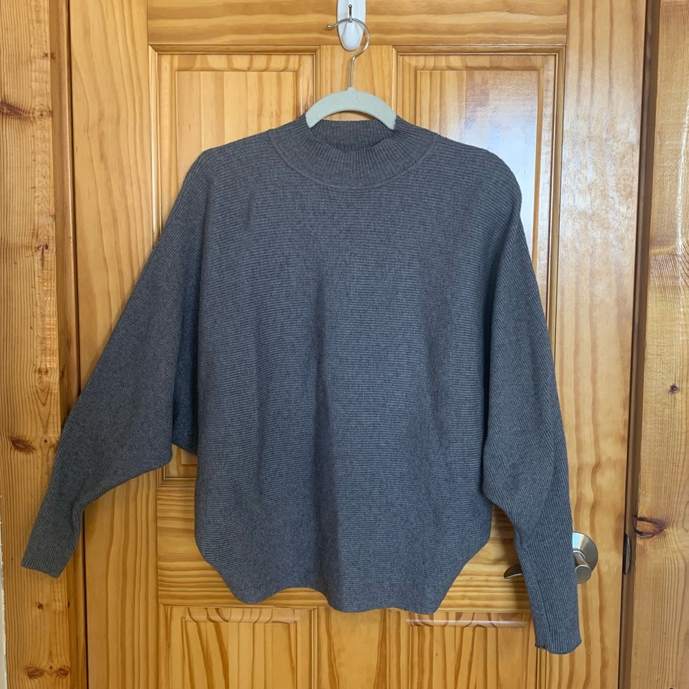 Comfy gray sweater! Women’s size medium!